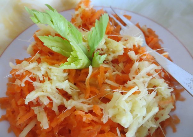 Fotografia przedstawiająca Surówka z marchewki i imbiru