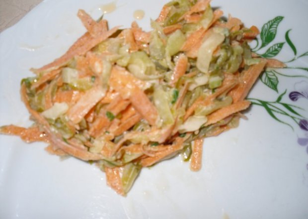 Fotografia przedstawiająca Surówka z marchewki i kiszonego ogórka
