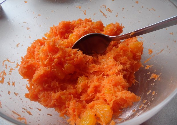 Fotografia przedstawiająca Surówka z marchewki i mandarynek