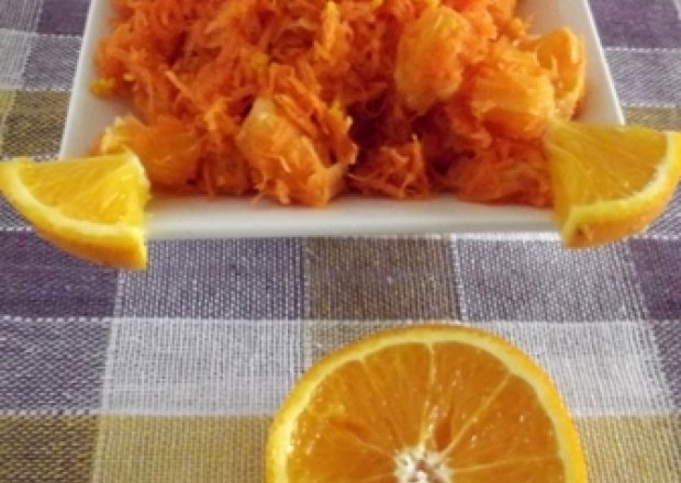 Fotografia przedstawiająca Surówka z marchewki i pomarańczy