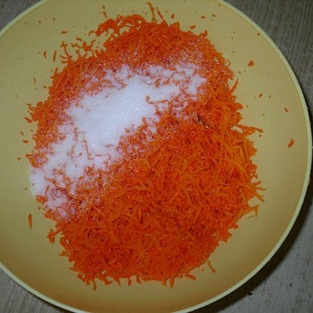 Krok 3 - Surówka z marchewki i prażonego słonecznika foto