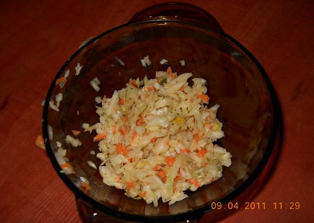 Fotografia przedstawiająca surówka z marchewki i selera