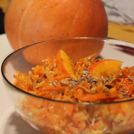 Krok 3 - Surówka z marchewki, jabłka i dyni oraz prażonym sezamem i słonecznikiem foto