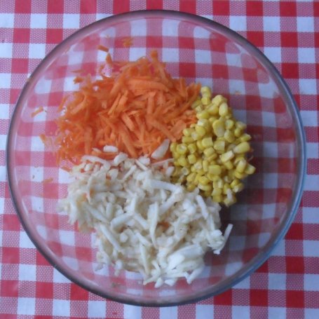 Krok 2 - Surówka z marchewki, kukurydzy i jabłka foto