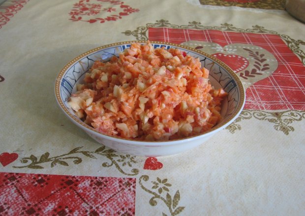 Fotografia przedstawiająca Surówka z marchewki, papryki i selera