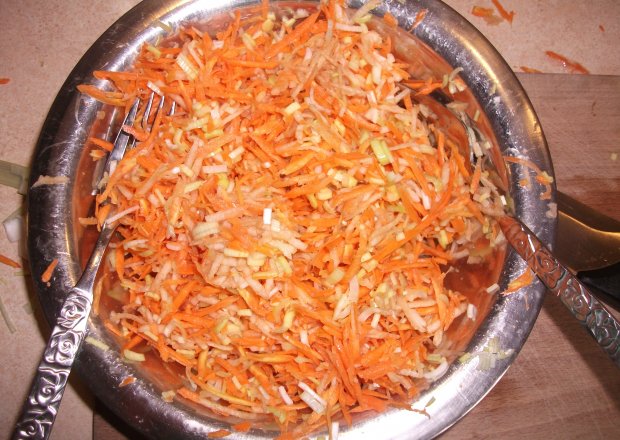 Fotografia przedstawiająca Surówka z marchewki, pora i rzepy