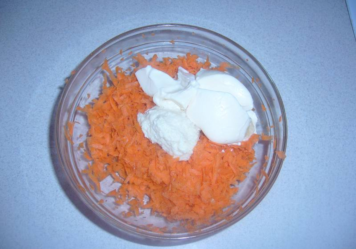 Surówka z marchewki z chrzanem i z majonezem. foto