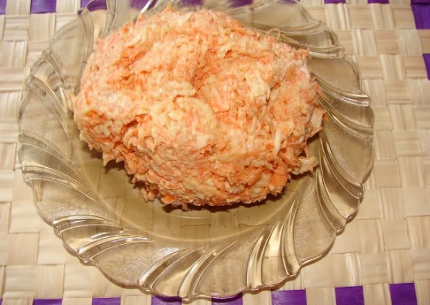 Fotografia przedstawiająca surówka z marchewki z chrzanem