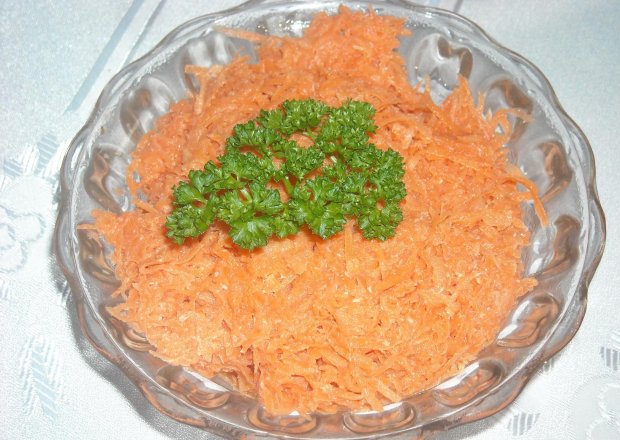 Fotografia przedstawiająca surówka z marchewki z chrzanem