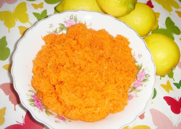 Fotografia przedstawiająca Surówka z marchewki z cytryną i chrzanem