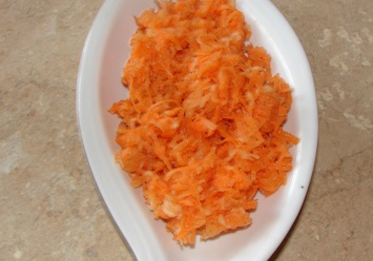 Surówka z marchewki z cytryna foto