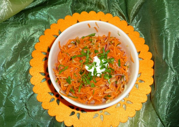 Fotografia przedstawiająca Surówka z marchewki z czerwona cebulą i imbirem