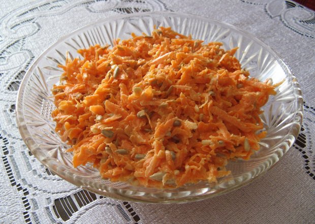 Fotografia przedstawiająca Surówka z marchewki z czosnkiem