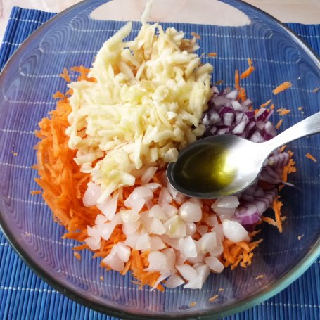 Krok 5 - Surówka z marchewki z marynowaną cebulką  foto