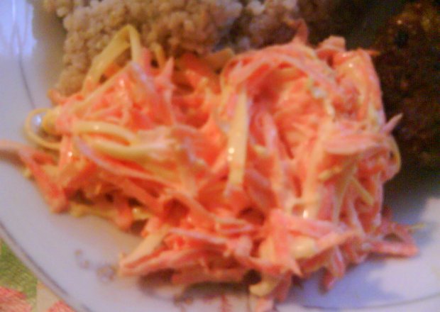 Fotografia przedstawiająca Surówka z marchewki z serem