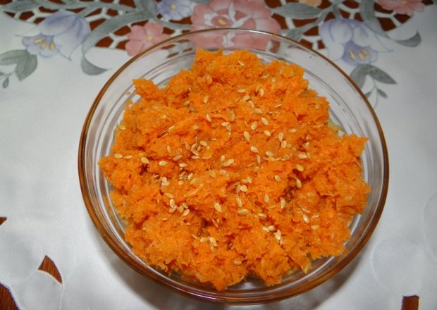 Fotografia przedstawiająca Surówka z marchewki z siemieniem lnianym