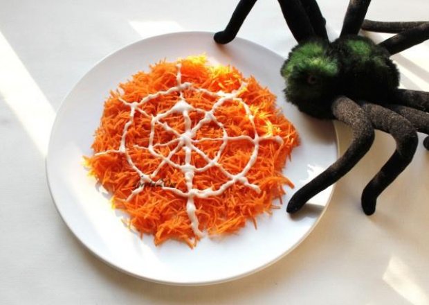 Fotografia przedstawiająca Surówka z marchewki z sosem serowym na słodko dla dzieci