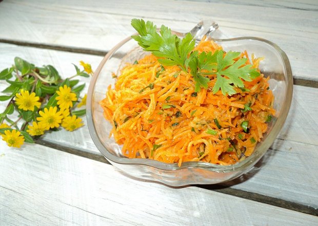 Fotografia przedstawiająca surówka z marchewki z ziołami