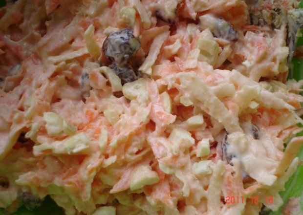 Fotografia przedstawiająca Surówka z marchwi i selera z orzechami nerkowca