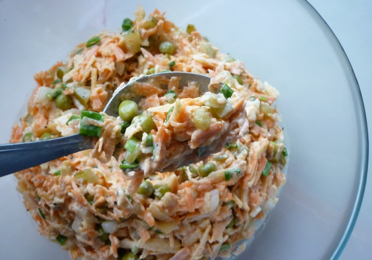 Surówka z marchwi z groszkiem foto