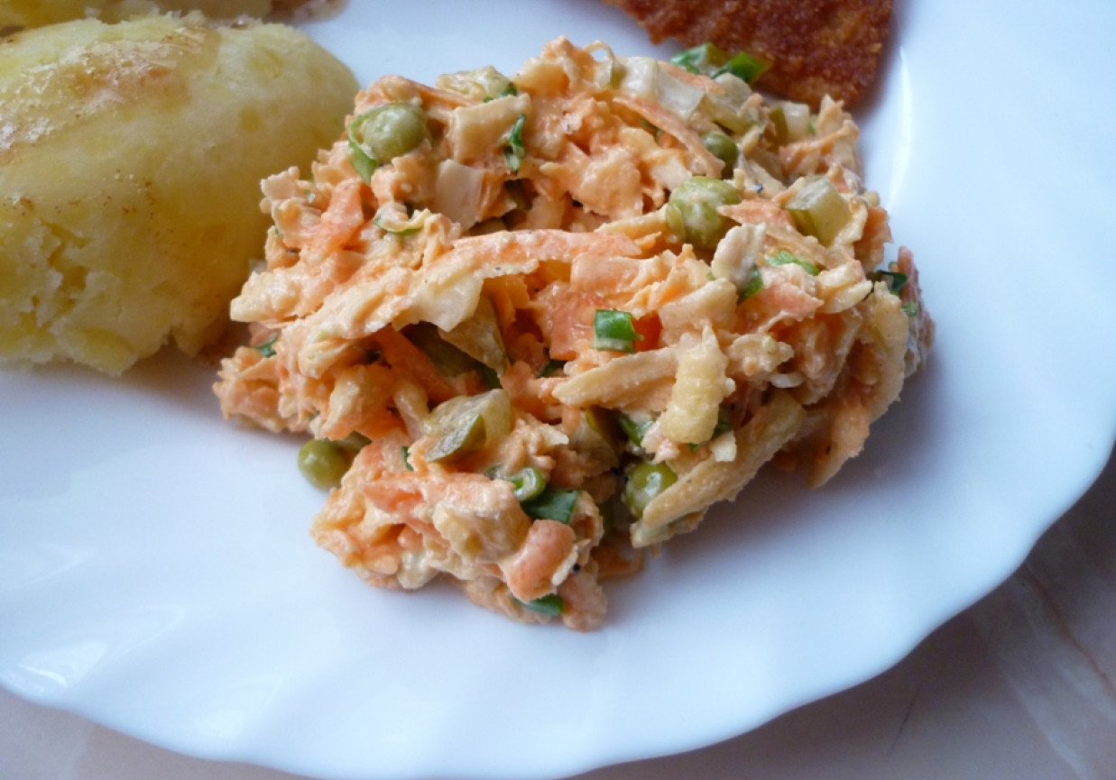 Surówka z marchwi z groszkiem foto