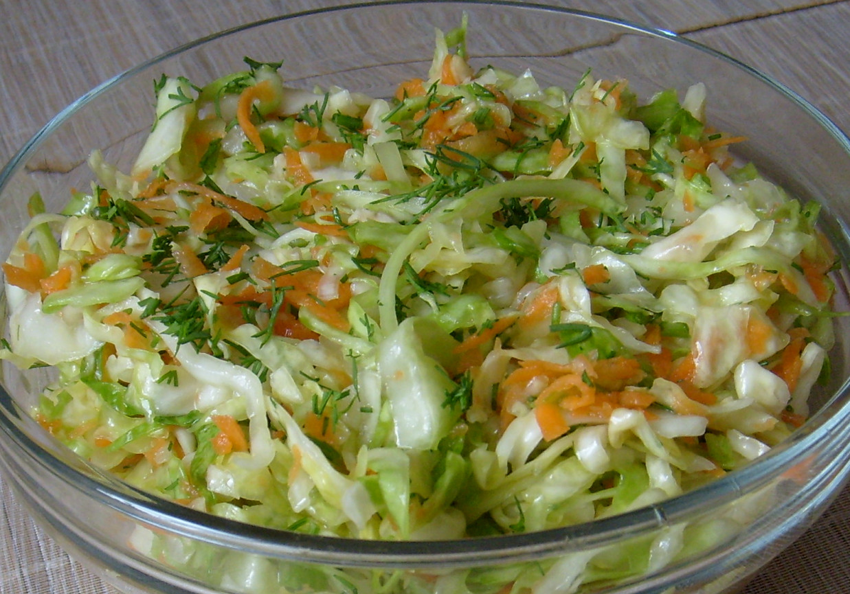 SURÓWKA Z MŁODEJ KAPUSTY Z MARCHEWKĄ I KOPERKIEM foto