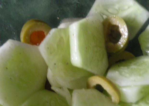 Fotografia przedstawiająca Surówka z ogórków i oliwek