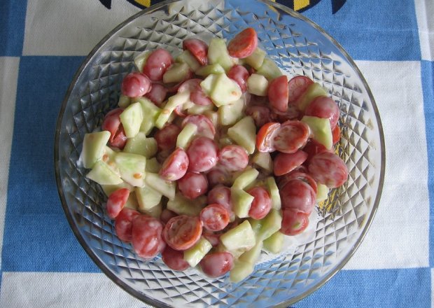 Fotografia przedstawiająca Surówka z ogórków i pomidorków koktajlowych