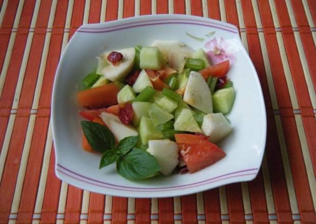 Fotografia przedstawiająca Surówka z ogórków, jabłka i pomidorów
