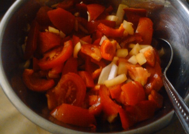 Fotografia przedstawiająca Surówka z papryki czerwonej i pomidorów
