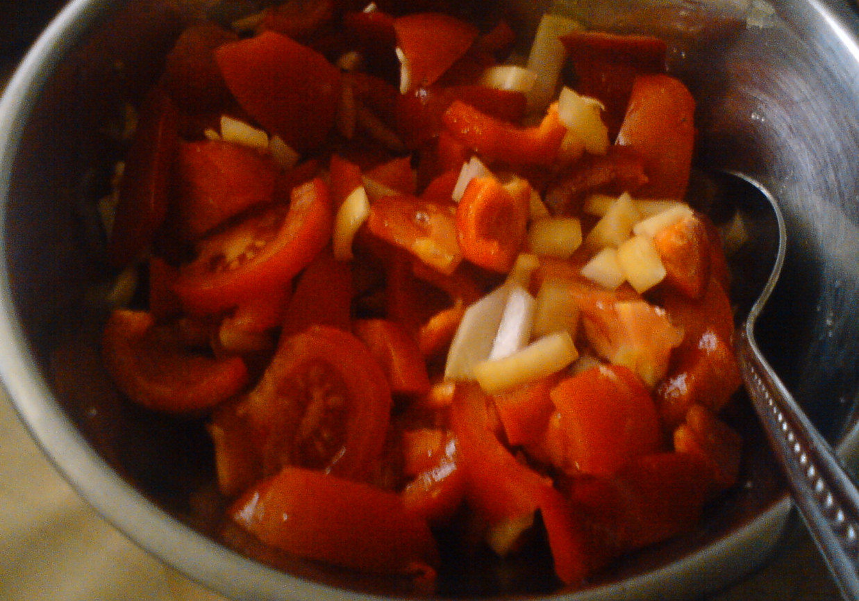 Surówka z papryki czerwonej i pomidorów foto