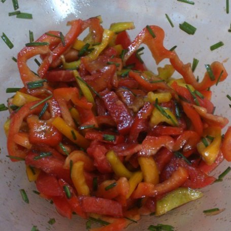 Krok 2 - Surówka z papryki i pomidora foto