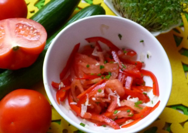 Fotografia przedstawiająca Surówka z papryki i pomidorów