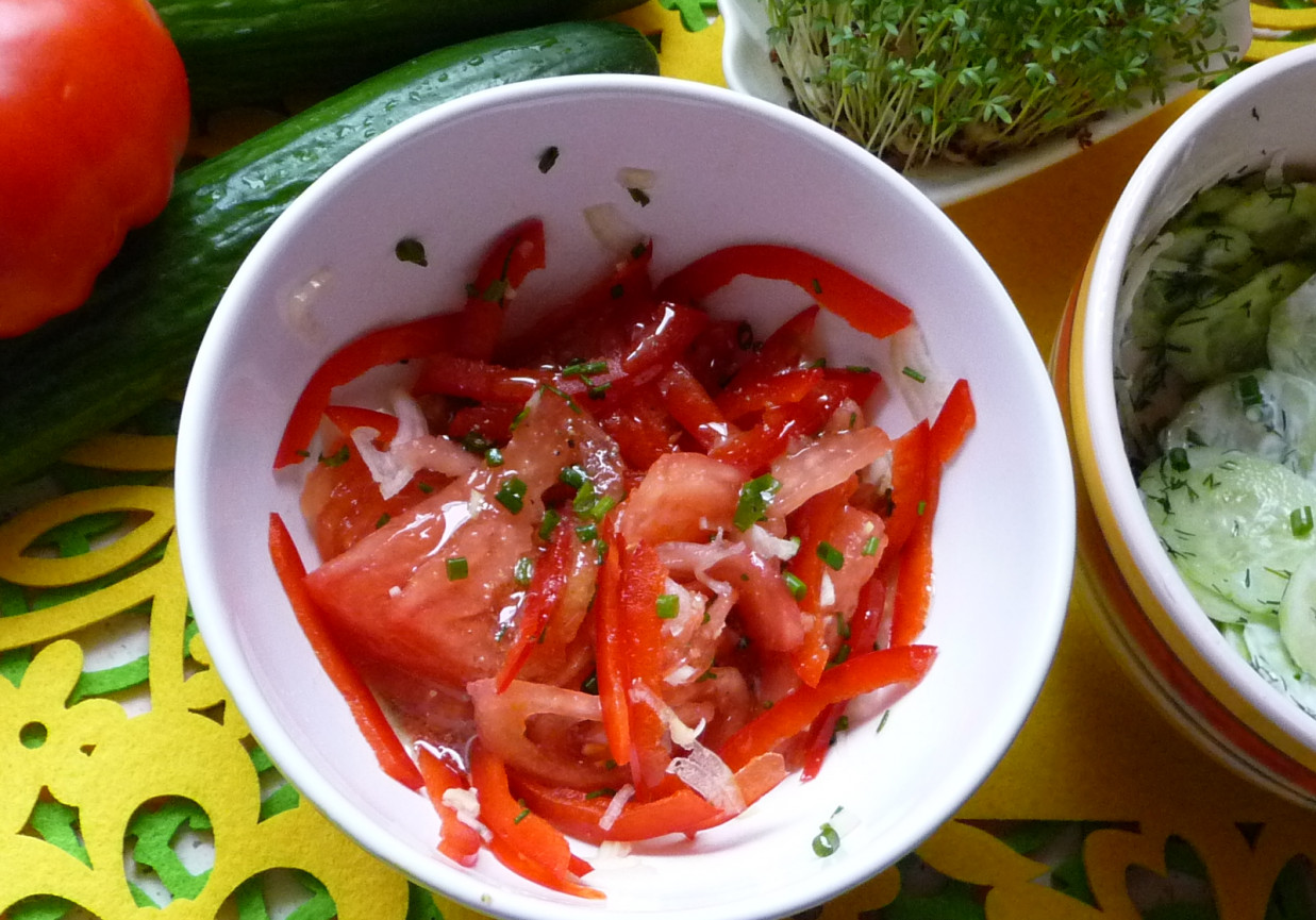 Surówka z papryki i pomidorów foto