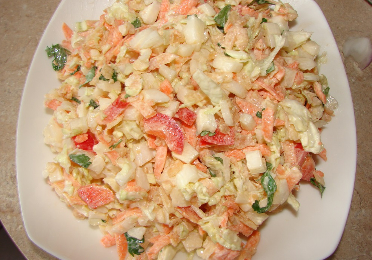 Surówka z pekinką i papryką foto