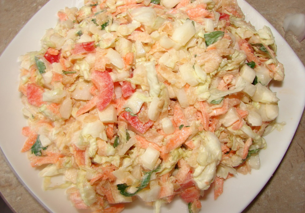 Surówka z pekinką i papryką foto