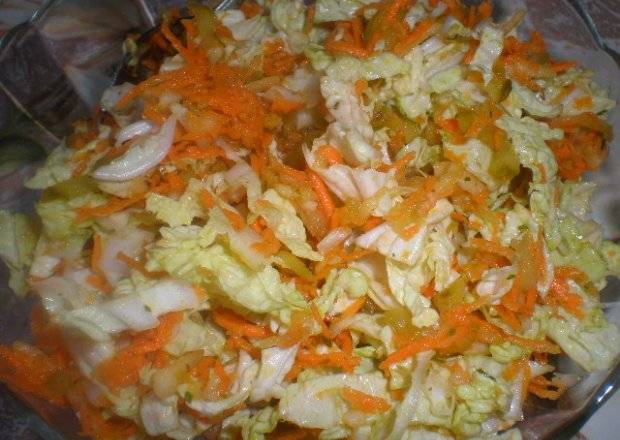 Fotografia przedstawiająca Surówka z pekinki i marchewki