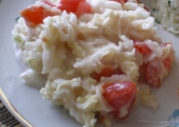 Fotografia przedstawiająca Surówka z pekinki i pomidorów