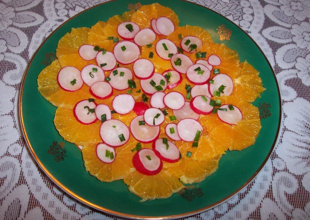 Fotografia przedstawiająca Surówka z pomarańczy i rzodkiewek