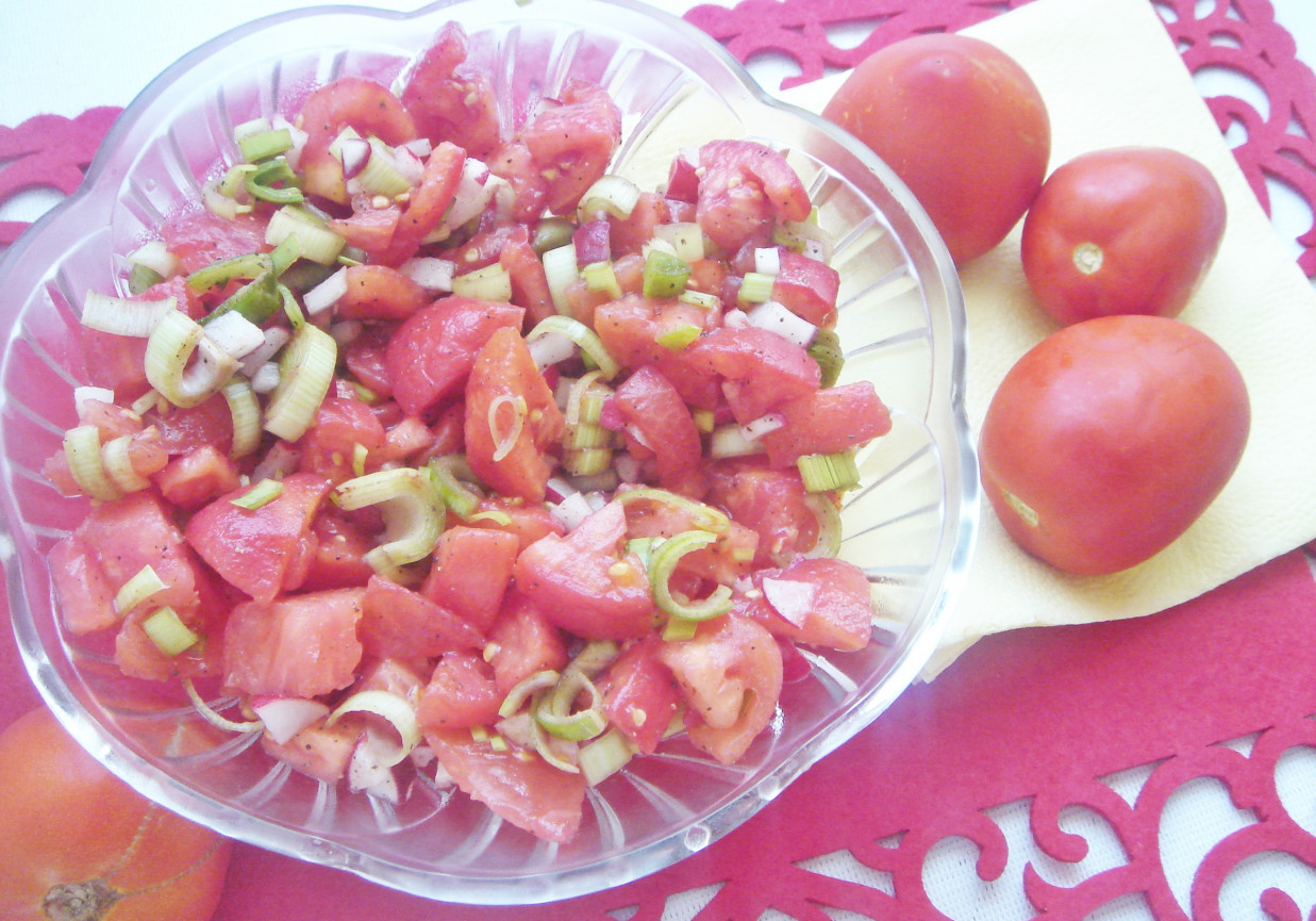 Surówka z pomidora, pora i rzodkiewek foto