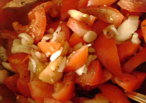 Fotografia przedstawiająca surowka z pomidorka i czosnku