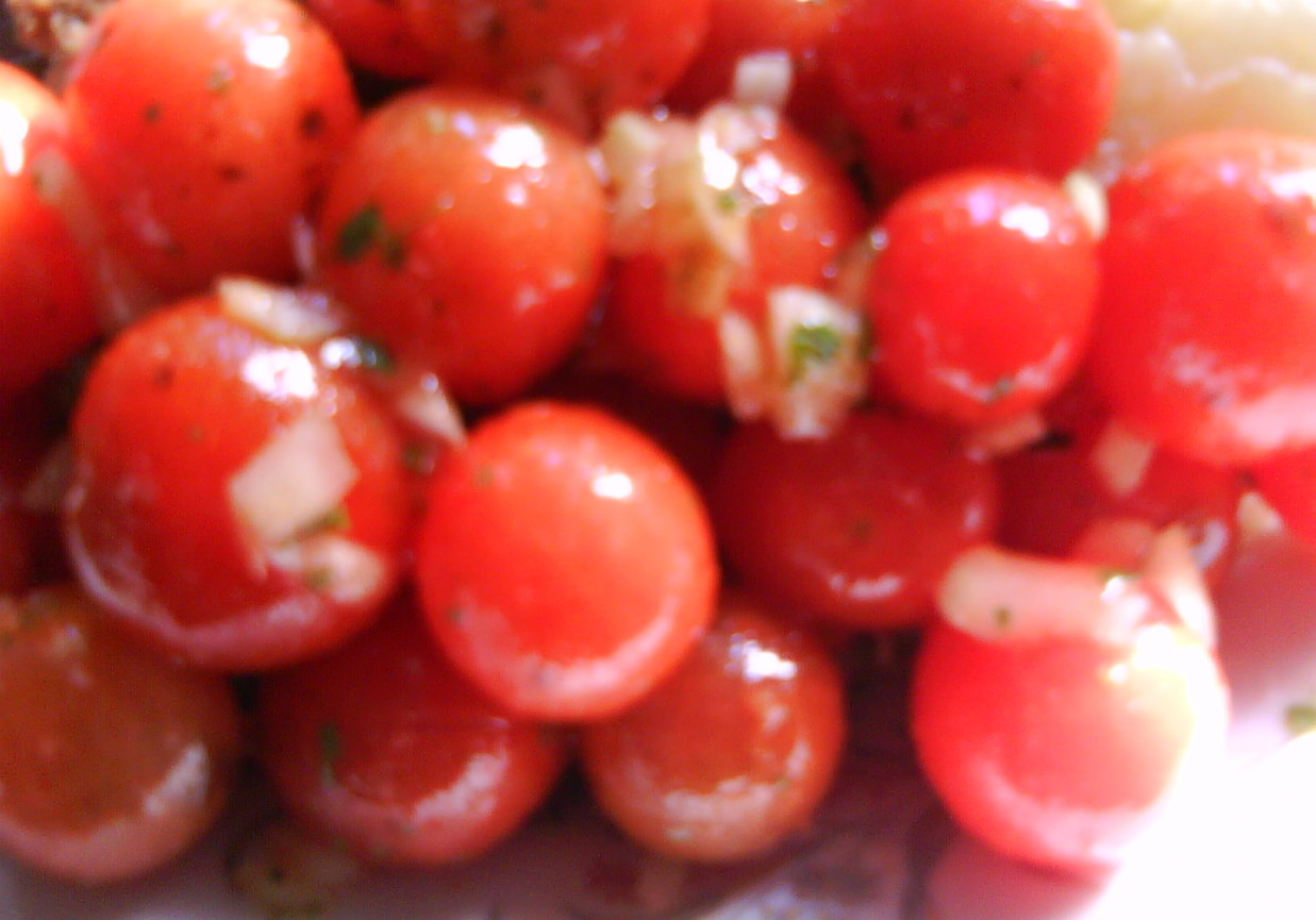 Surówka z pomidorków koktajlowych foto