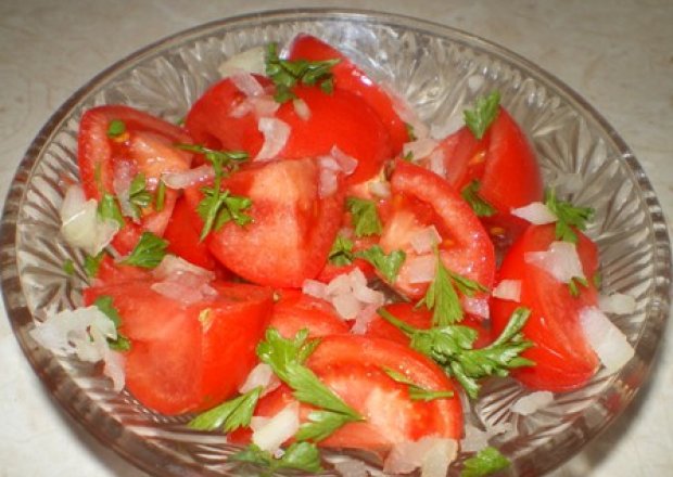 Fotografia przedstawiająca Surówka z pomidorów, cebuli i natki