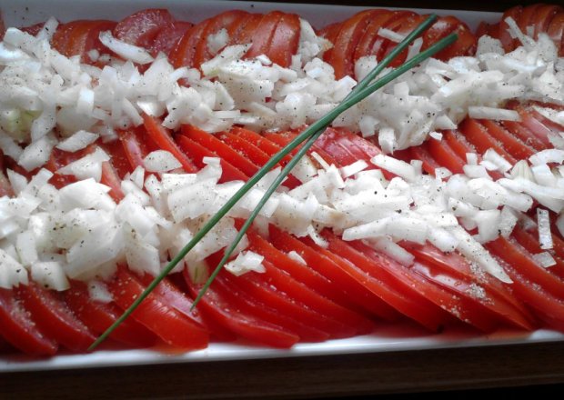 Fotografia przedstawiająca Surówka z pomidorów i cebuli
