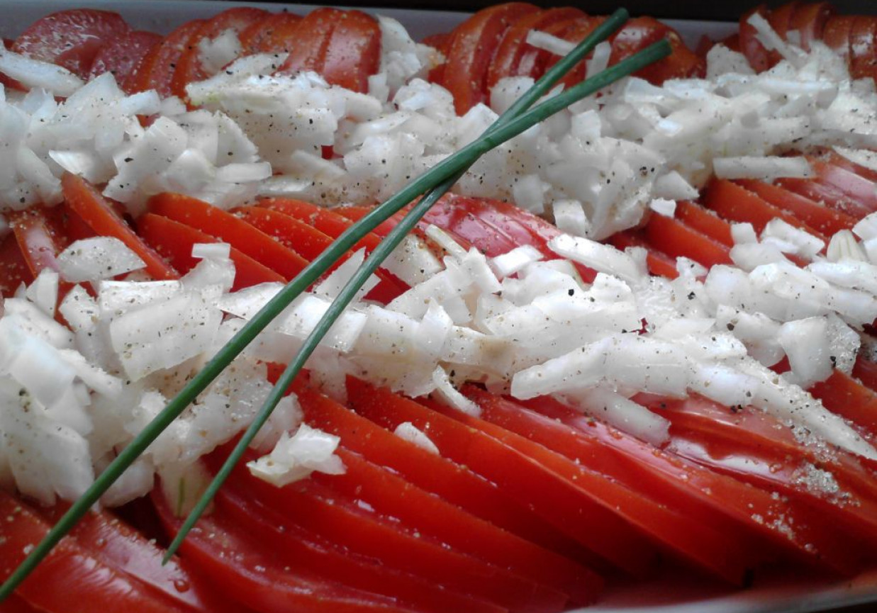 Surówka z pomidorów i cebuli foto
