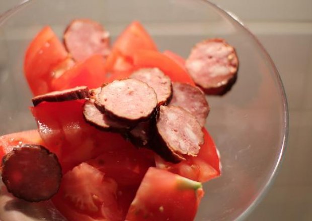 Fotografia przedstawiająca Surówka z pomidorów i kiełbasy