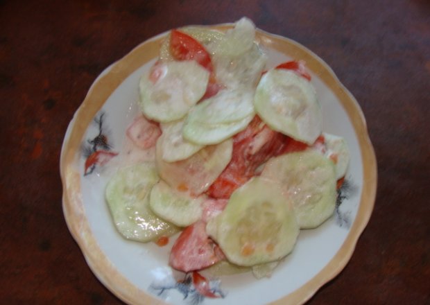Fotografia przedstawiająca Surówka z pomidorów i ogórków