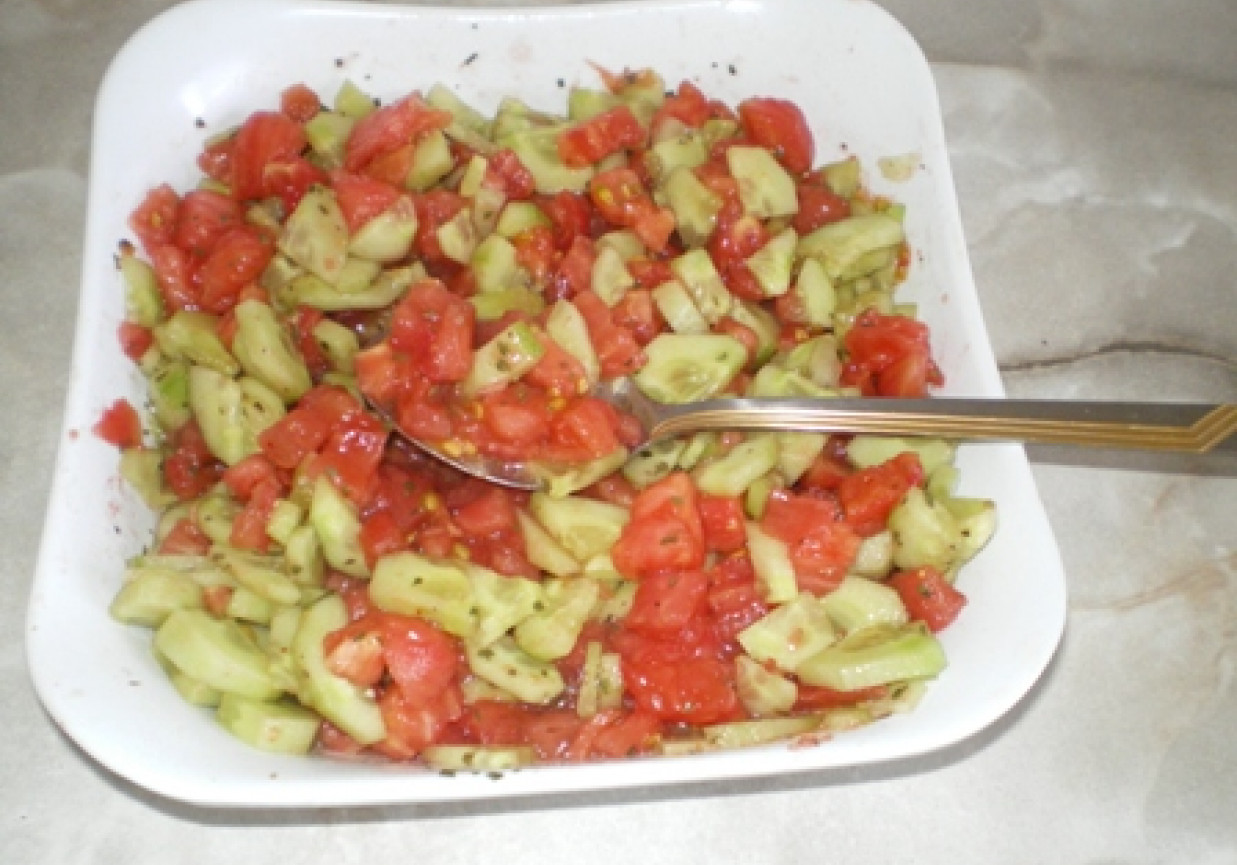 Surówka z pomidorów i ogórków foto