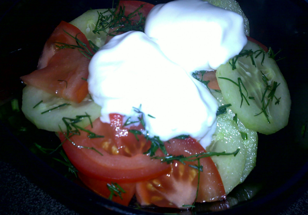 Surówka z pomidorów i ogórków foto