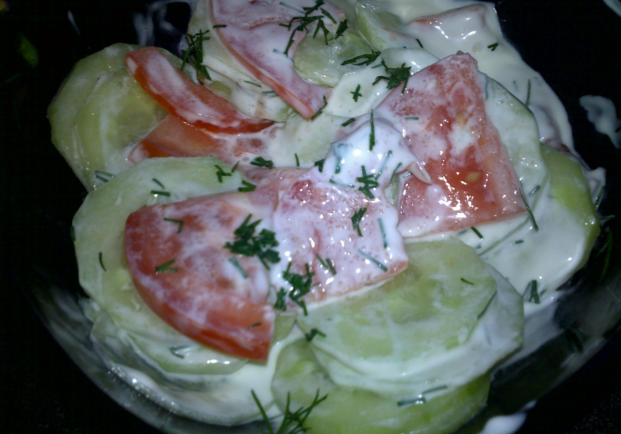 Surówka z pomidorów i ogórków foto